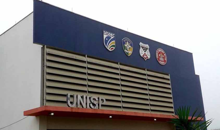 Homens armados trancam atendente de tabacaria em banheiro e causam prejuízo de R$ 10 mil