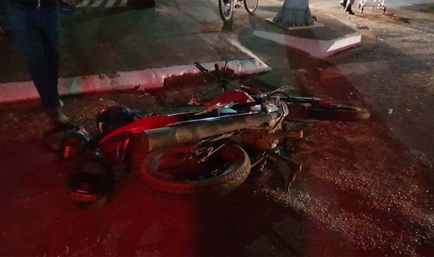 Motorista avança sinal vermelho e deixa casal ferido