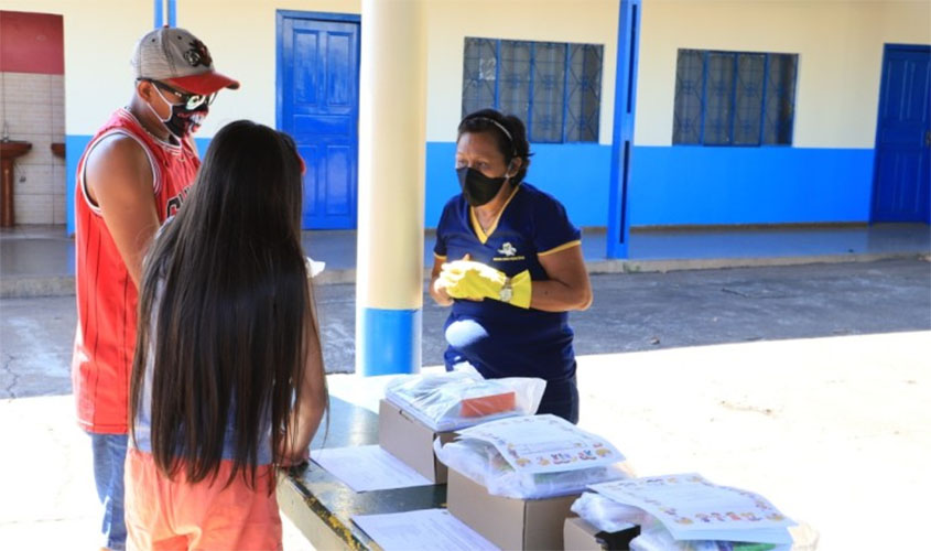 Prefeitura distribui kits escolares para estudantes da rede municipal
