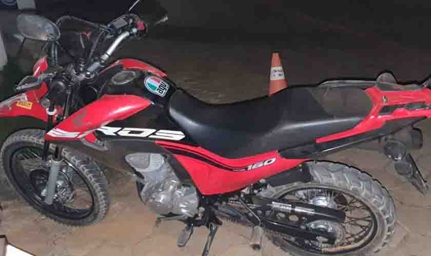 Policia recupera motocicleta poucos minutos após roubo e prende um dos acusados
