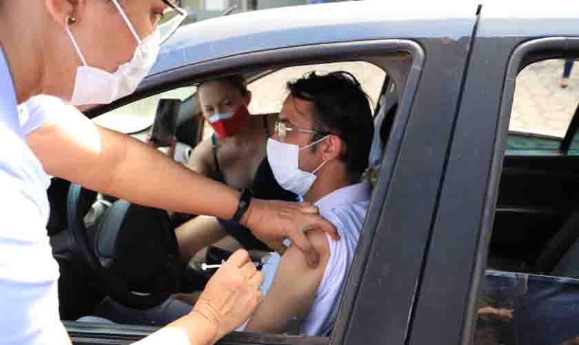 Pessoas de 37 anos começam a ser vacinadas por agendamento em Porto Velho