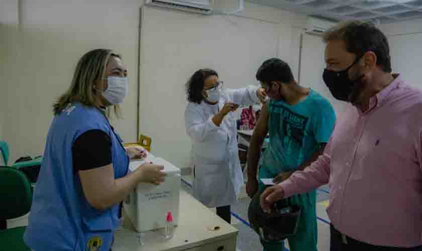 Prefeito visita ponto de vacinação montado para vacinar profissionais da indústria