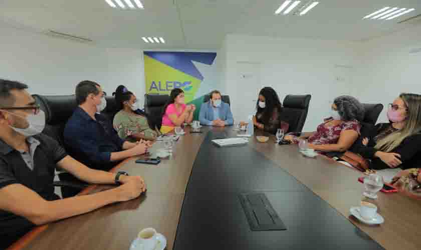 Presidente da Assembleia Legislativa recebe dirigentes do Sintero e do Sinprof