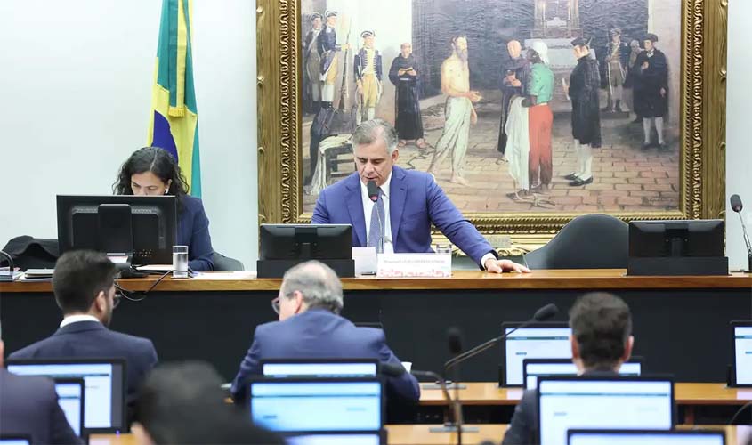 CCJ aprova fim da aposentadoria como punição para juízes