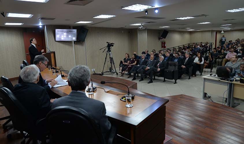 Emeron dá início a comemorações de seus 33 anos com palestra do juiz Fernando Gajardoni