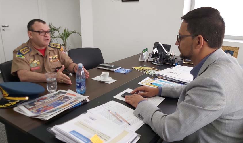 Anderson Pereira questiona subcomandante dos Bombeiros sobre interdição da Escola Duque de Caxias