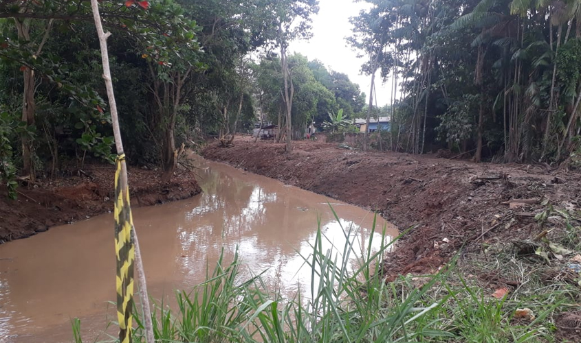 Prefeitura realiza limpeza e desobstrução de canal
