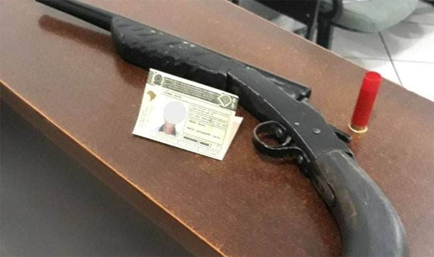 PRF conduz quatro homens por porte ilegal de arma de fogo; garrucha estava escondida no painel corta-fogo do veículo