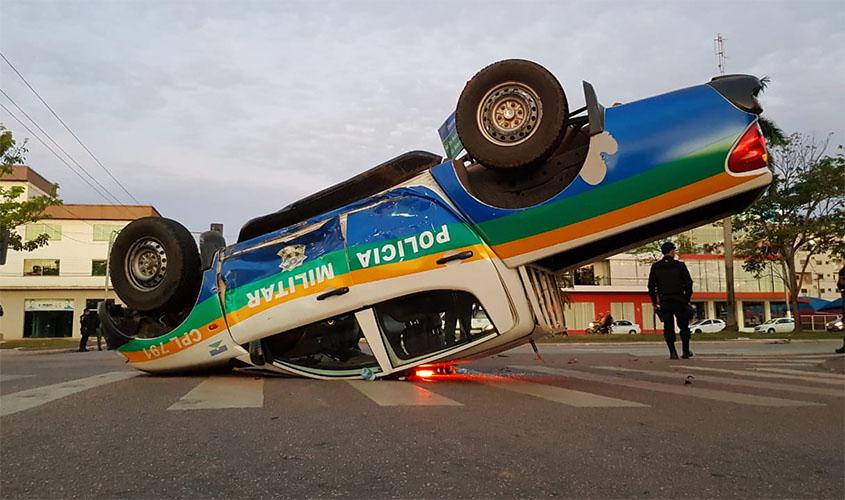 Viatura da PM capota após ser atingida por outro veículo