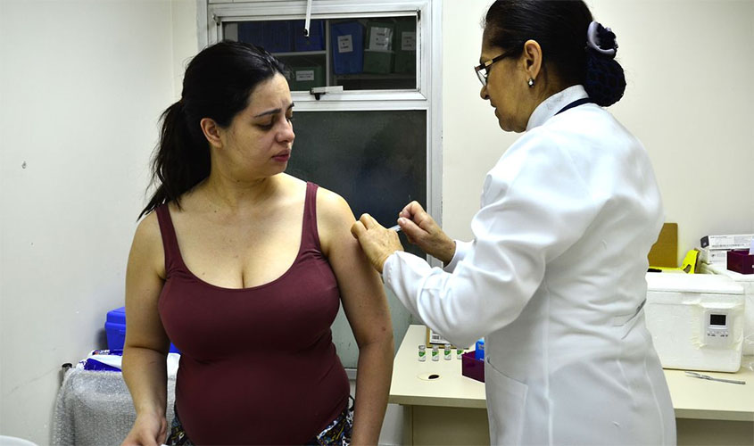 Vacinar gestante é fundamental para proteger bebê, dizem especialistas