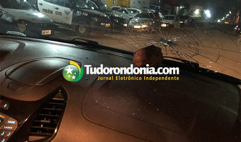 Morador de rua é preso em flagrante após atacar carros com pedradas na capital