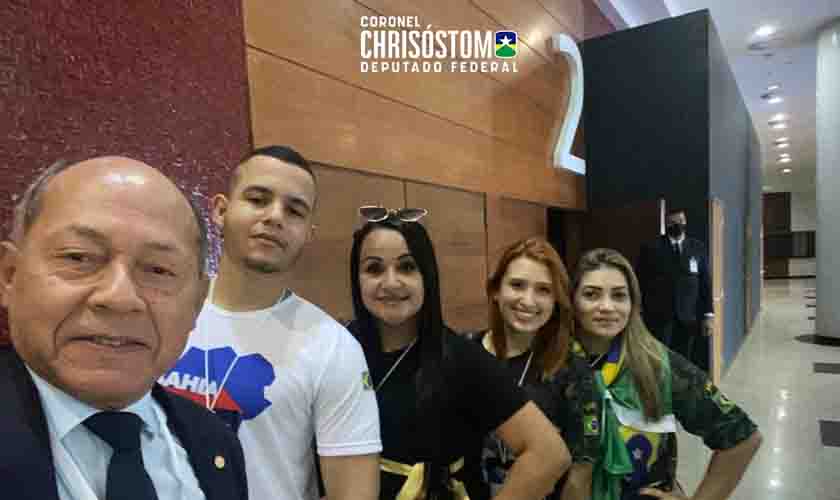 Deputado Coronel Chrisóstomo se reúne em Brasília com jovens apoiadores de Rondônia
