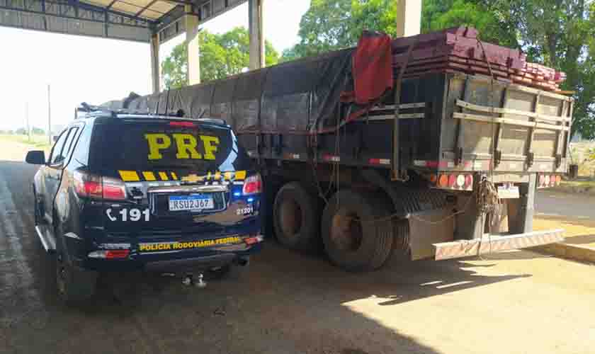 Em Ariquemes/RO, PRF identifica transporte irregular de madeira
