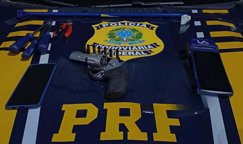 PRF em Rondônia prende dois homens em flagrante por porte ilegal de arma de fogo e furto em Jaru