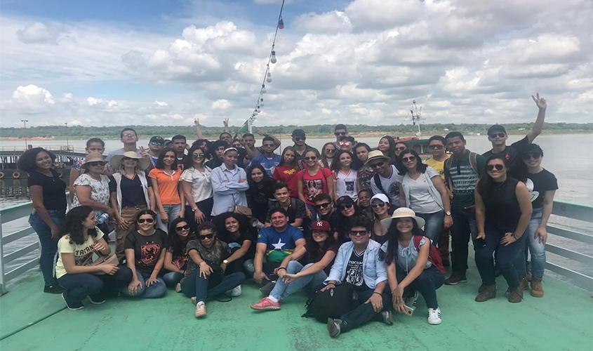 Professores e estudantes realizam aula de campo na Capital