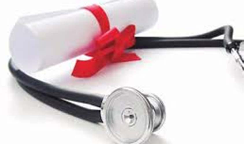 Médicos querem exame obrigatório e reprobatório para recém-graduados obterem registro e exercer a medicina 