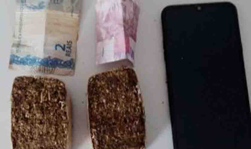 Marceneiro descarta drogas em lixeira de banheiro ao ver guarnição da Força Tática, mas acaba preso