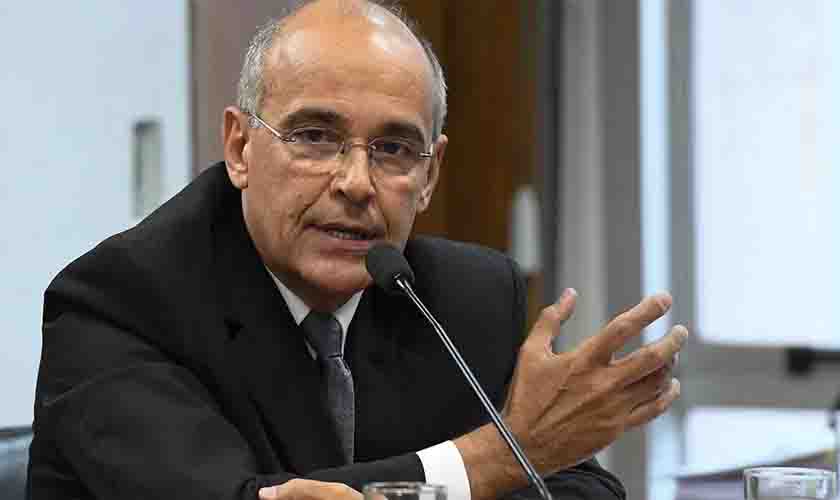 Bolsonarista, presidente do CFM já foi acusado de faltar a 873 plantões em hospital