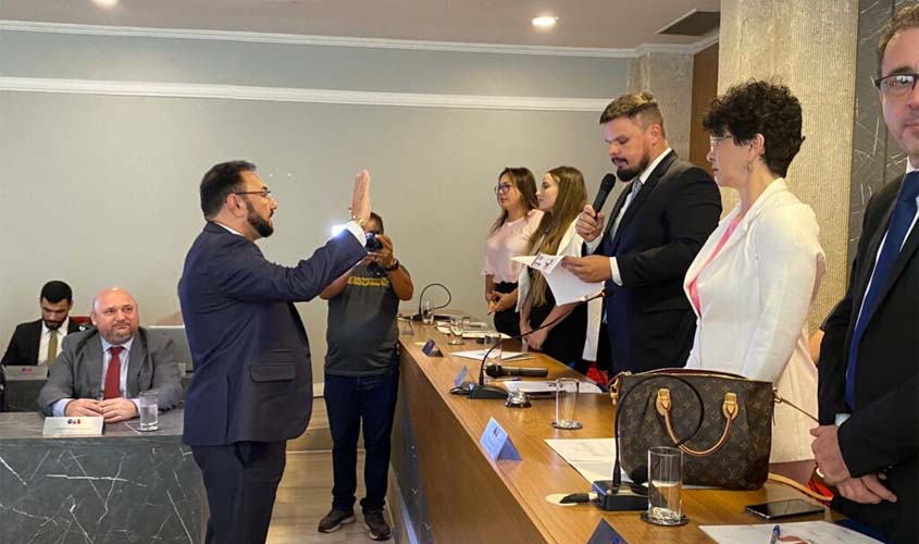 Extraordinária, novo advogado recebe credencial durante sessão do Conselho Seccional