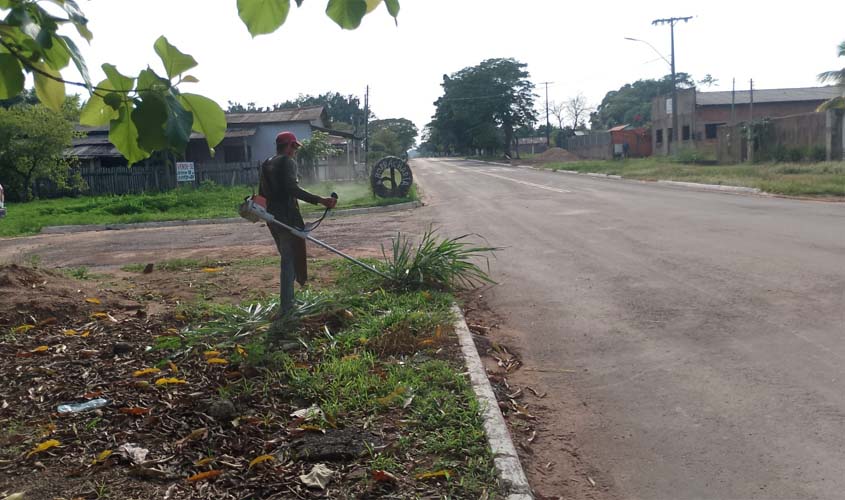 Limpeza pública é realizada em Nova Colina