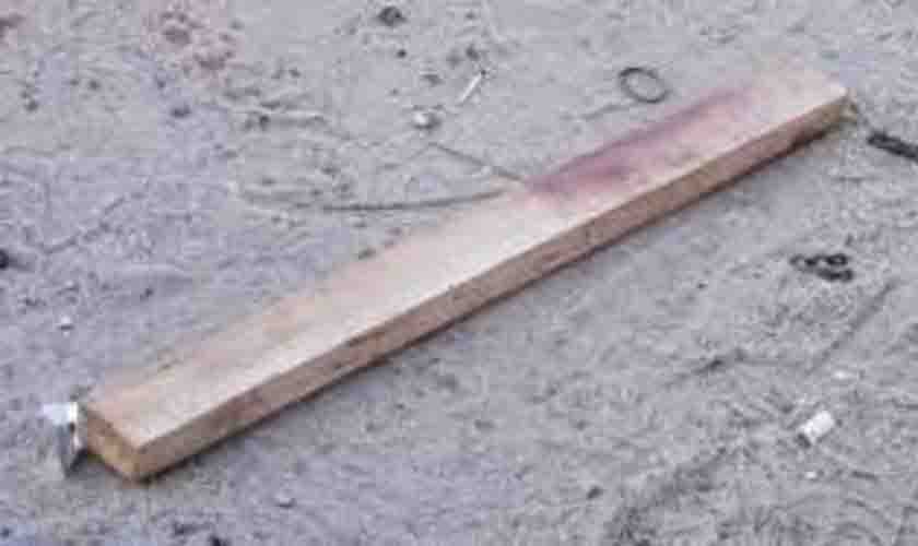 Homem é hospitalizado após receber golpes e madeira na cabeça dentro de bar