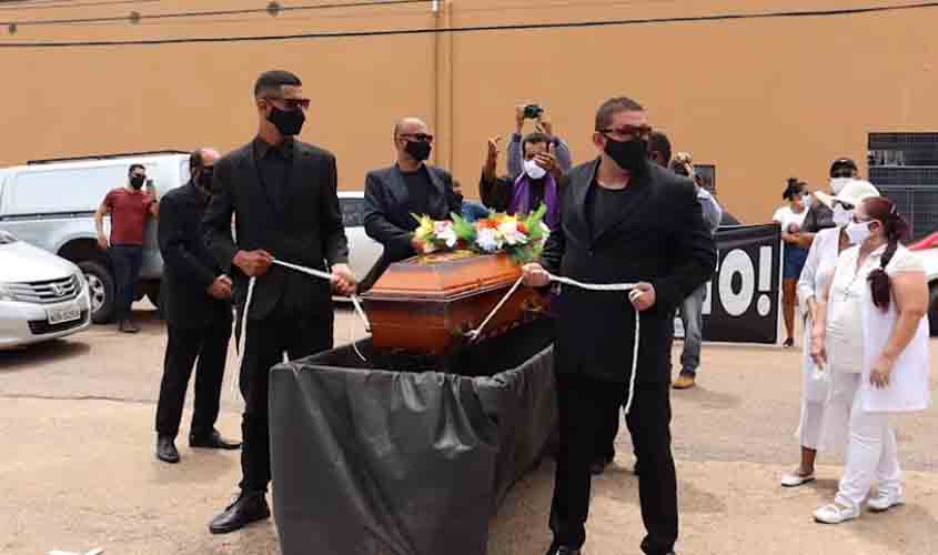 Simero e demais sindicatos do setor realizam impactante manifestação com simbólico 'enterro da saúde' do estado