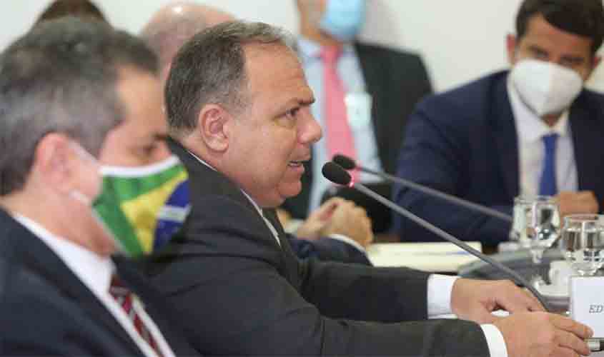 Ministro diz que vai adquirir todas as vacinas seguras contra a covid