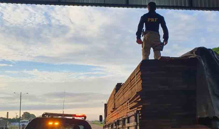 PRF identifica transporte irregular de madeira serrada