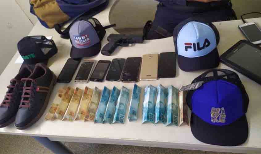 PM prende dupla suspeita de ter cometido diversos roubos e recupera diversos produtos roubados