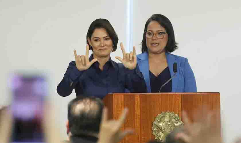 De onde vem a língua estranha falada por Michelle Bolsonaro para comemorar a nomeação do “terrivelmente evangélico”? (vídeo)