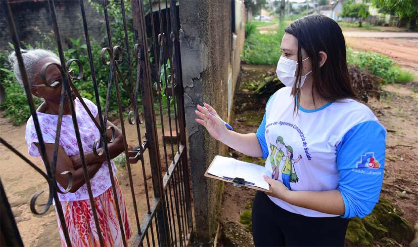 Agentes comunitários de saúde orientam moradores sobre o Censo 2022