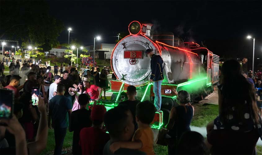 Locomotiva 18 recebe adorno de Natal na Madeira-Mamoré