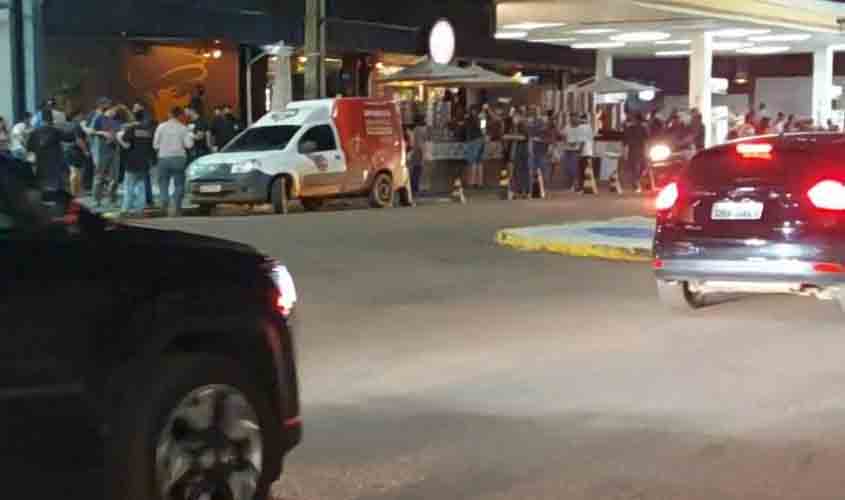 No dia em que anunciou lotação dos leitos clínicos e de UTI, promoção de chopp causa aglomeração no centro