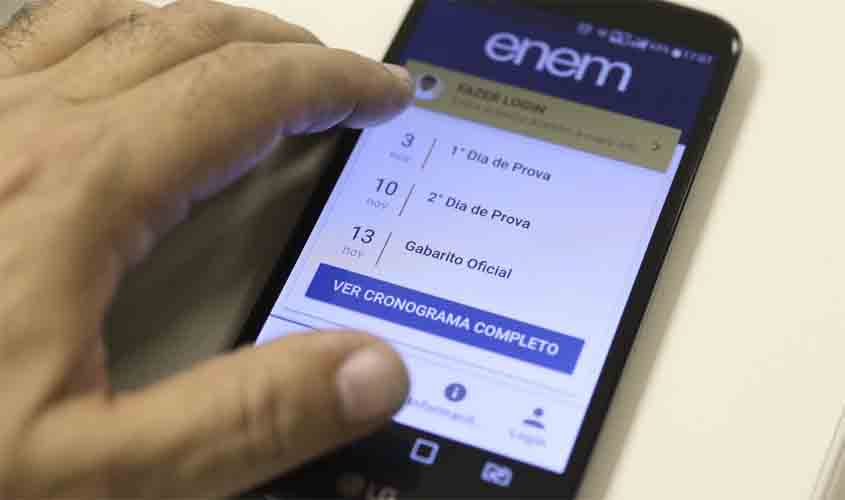 Estudantes do Enem lidam com internet precária e estudos pelo celular