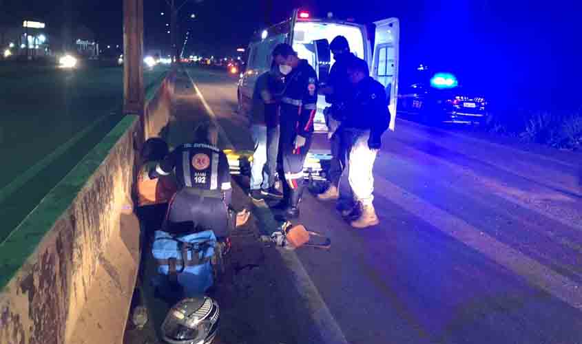 Casal em moto sofre acidente após pneu estourar na BR-364