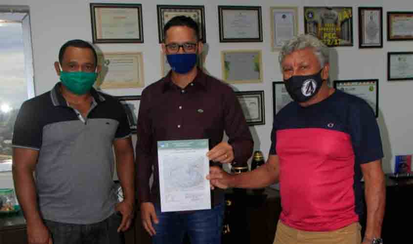 Deputado Anderson comemora legalização do terreno do campo de futebol do Abobrão