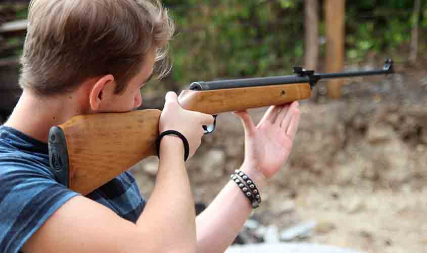 Prioridade de Bolsonaro, texto que regula armas de caça será debatido no Senado