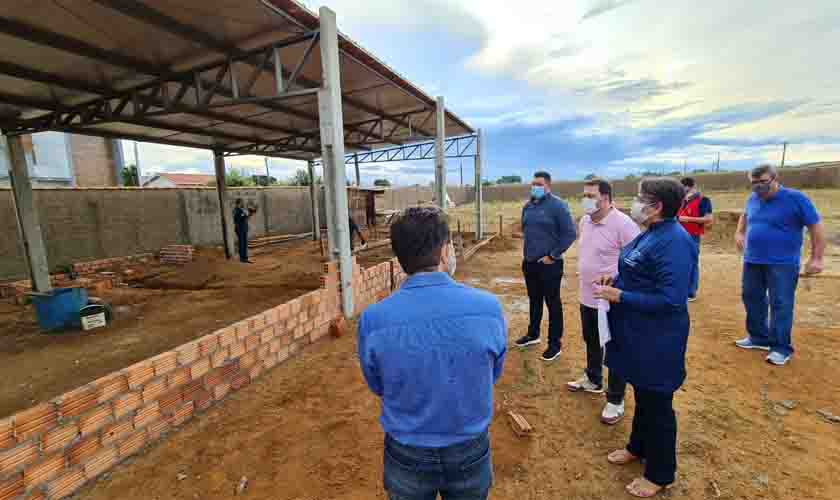 Presidente Alex Redano visita sede da AMAAR em Ariquemes