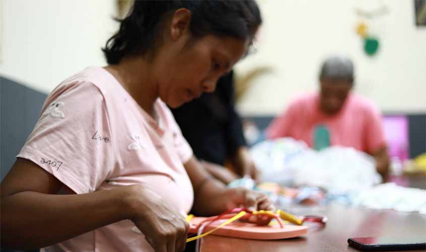 Cras Jardim dos Migrante encerra Oficina de Chinelos