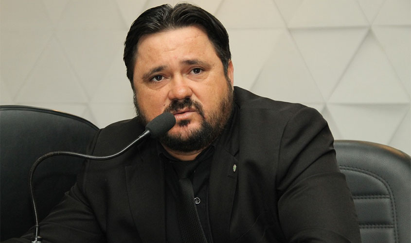 Beto Wosniach faz reconhecimento público à atuação de Silvia Cristina