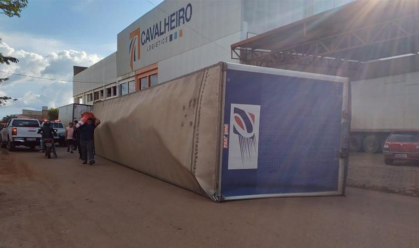 Carreta tomba próximo de faculdade na zona sul de Porto Velho