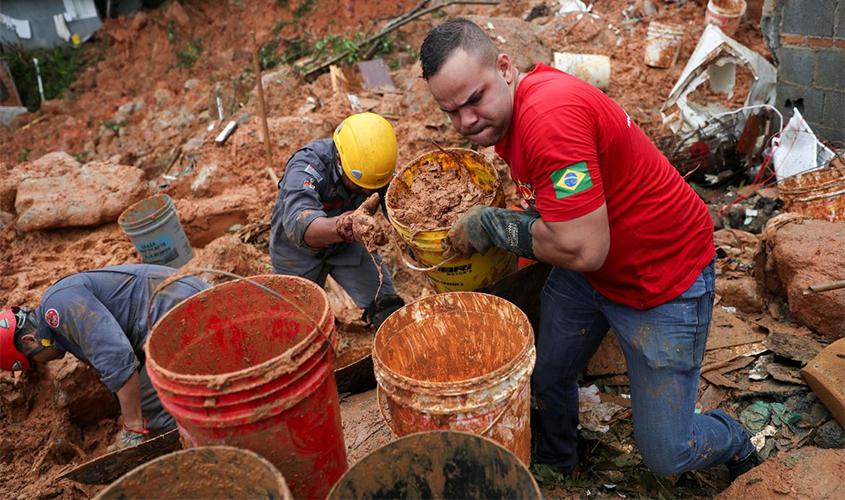 Sobe para 42 número de mortos na Baixada Santista