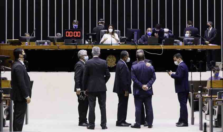 Anulação das condenações de Lula é elogiada e criticada no Plenário da Câmara