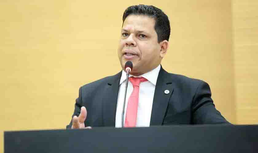 Jair Montes recebe motoristas de app pedem por redução no valor do IPVA