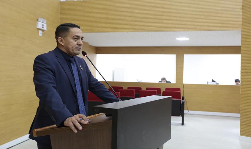 Eyder Brasil apresenta projeto que garante proteção às mulheres em restaurantes, bares e casas noturnas