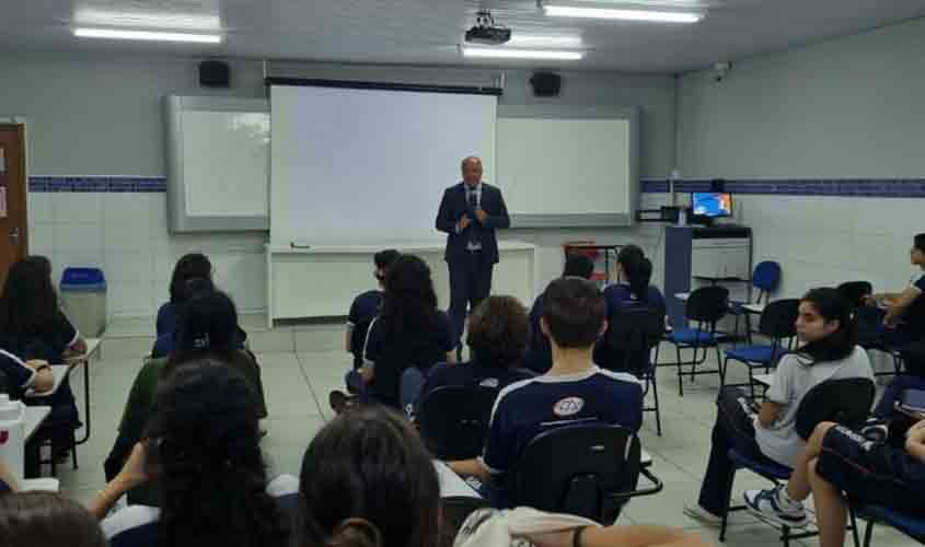 Procurador de Justiça fala sobre carreira para estudantes em Porto Velho