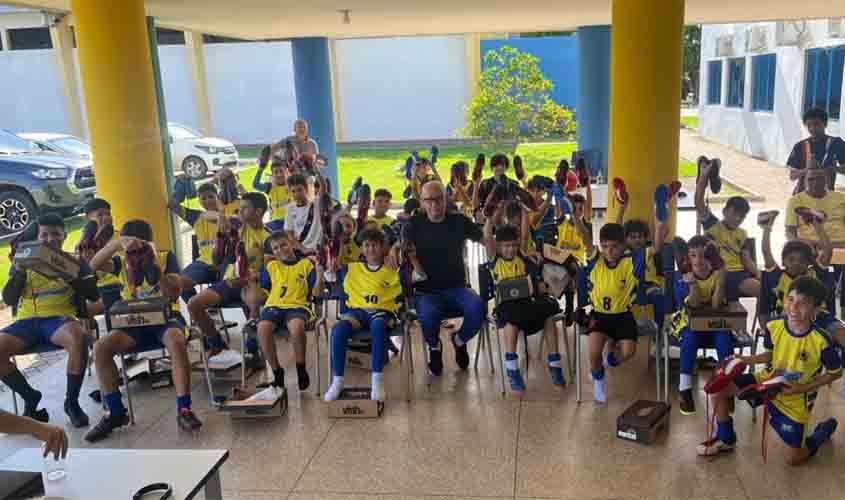 Prefeitura entrega chuteiras para alunos do Programa Construindo Campeões