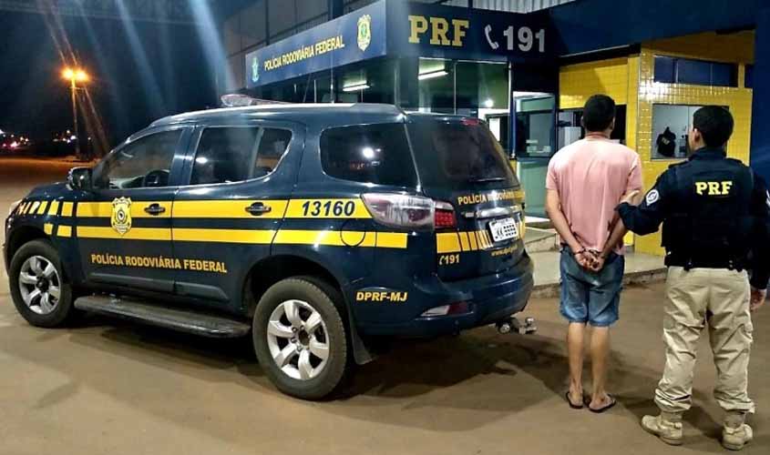 PRF flagra caminhoneiro com revólver e porções de drogas