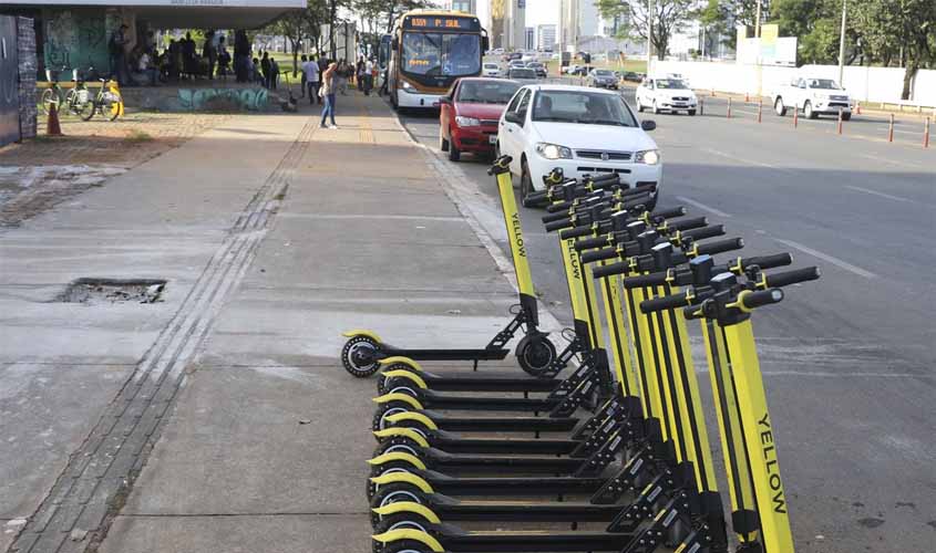 Ainda sem regras, patinetes elétricos invadem cidades e viram febre