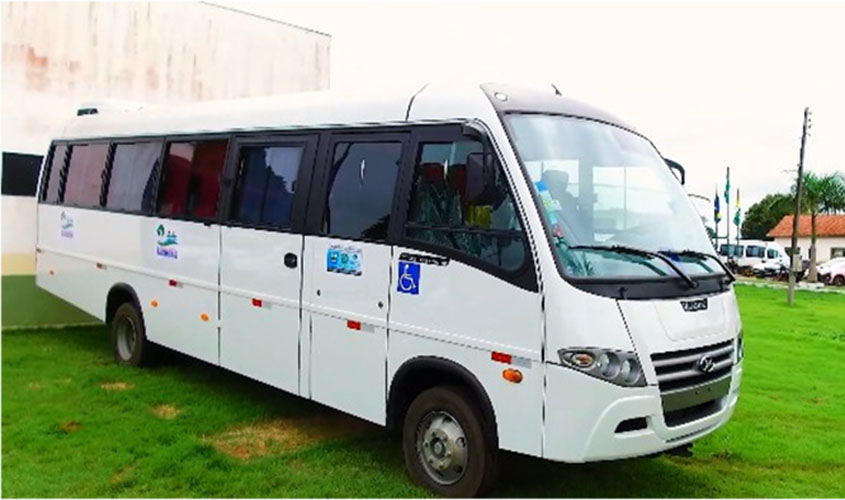 Micro-ônibus para o transporte de pacientes é entregue para secretária de saúde